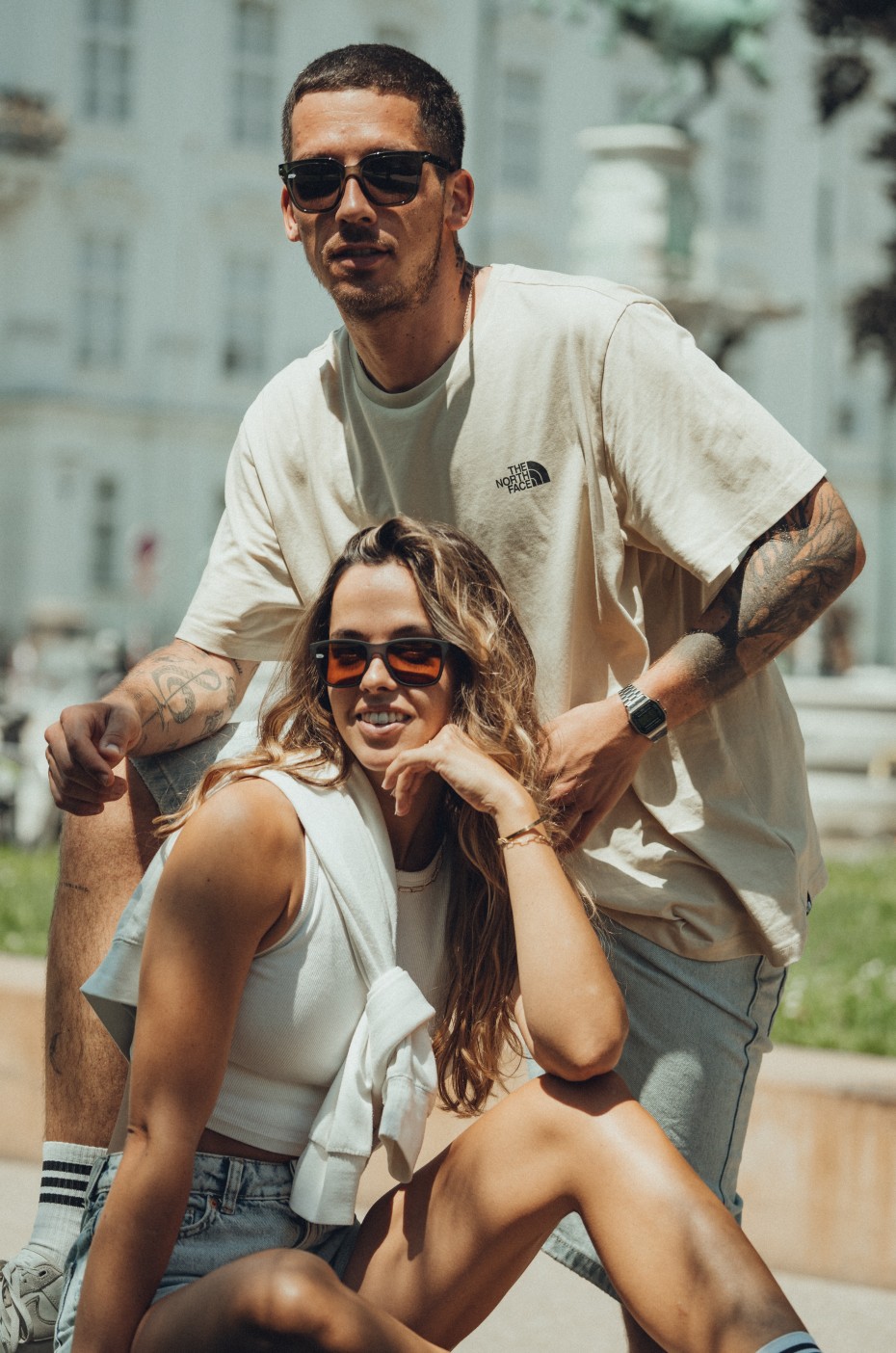 gloryfy: Mann und Frau mit Sonnenbrillen